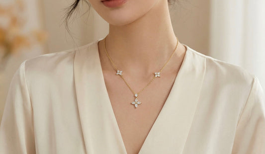Armonia Floreale – Collana in Argento 925 con design floreale triplo