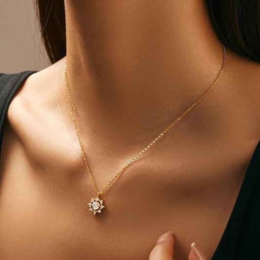 Eternal Snow – 0,5-Karat-Moissanit-Schneeflocken-Anhänger an Halskette - Alyrah Jewellery