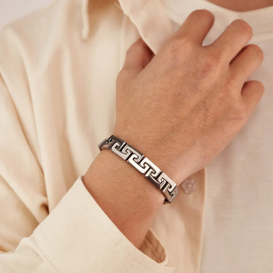 Urban Edge – Personalisiertes Edelstahl Herrenarmband im Punk-Design - Alyrah Jewellery