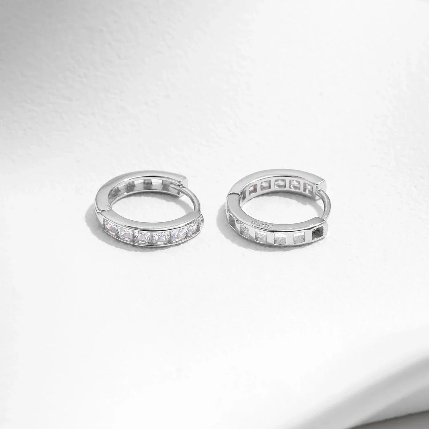Urban Square – Funkelnde Zirkonia Creolen - Alyrah Jewellery