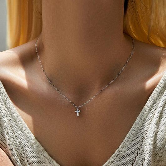 Heavenly Radiance –Halskette mit Kreuz-Anhänger aus Moissanit - Alyrah Jewellery