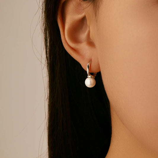 Ocean Whisper – Creolen mit Muschelperlen - Alyrah Jewellery