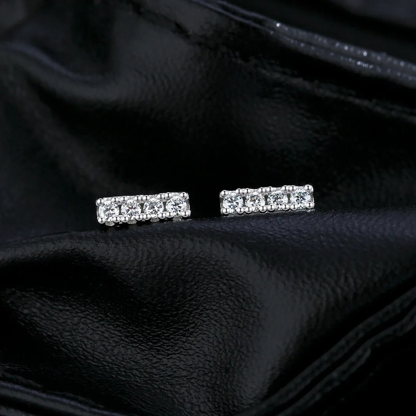 Urban Minimal – Moissanite Minimalistische Ohrstecker - Alyrah Jewellery