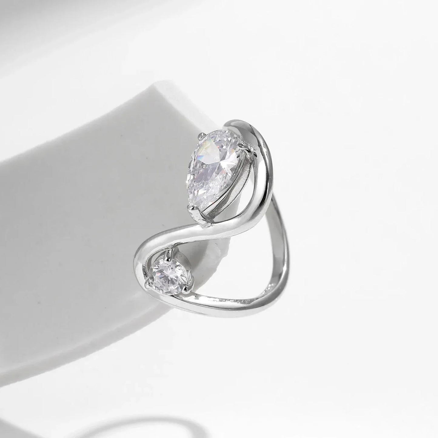 Twist Flow – Zirkon Interlaced Ring - Alyrah Jewellery
