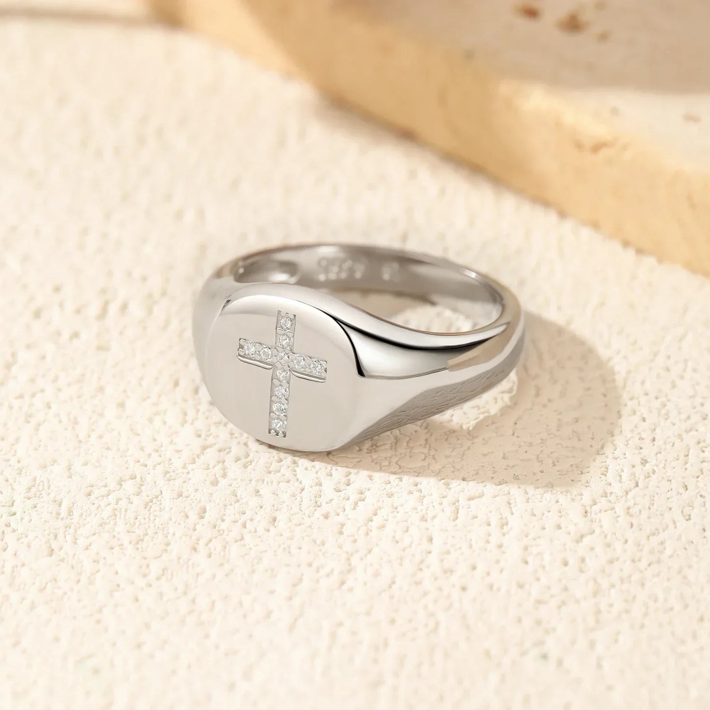 Urban Cross – Moissanit Siegelring - Alyrah Jewellery