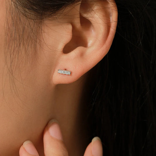 Urban Minimal – Moissanite Minimalistische Ohrstecker - Alyrah Jewellery
