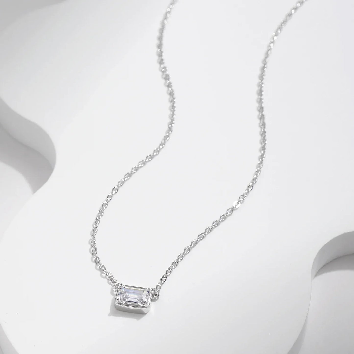 Urban Emerald Line – Rechteckiger Zirkonia Anhänger - Alyrah Jewellery