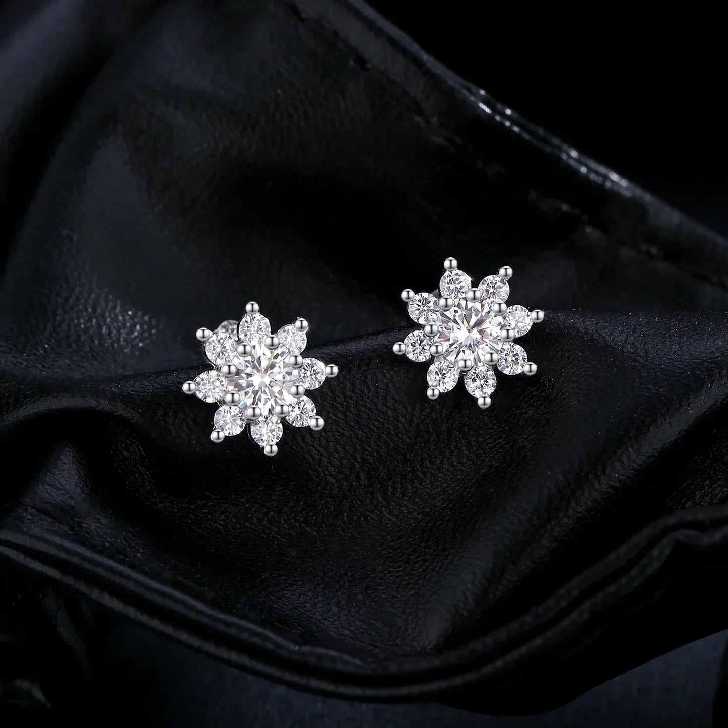 Urban Bloom – Moissanite Blüten Ohrstecker - Alyrah Jewellery