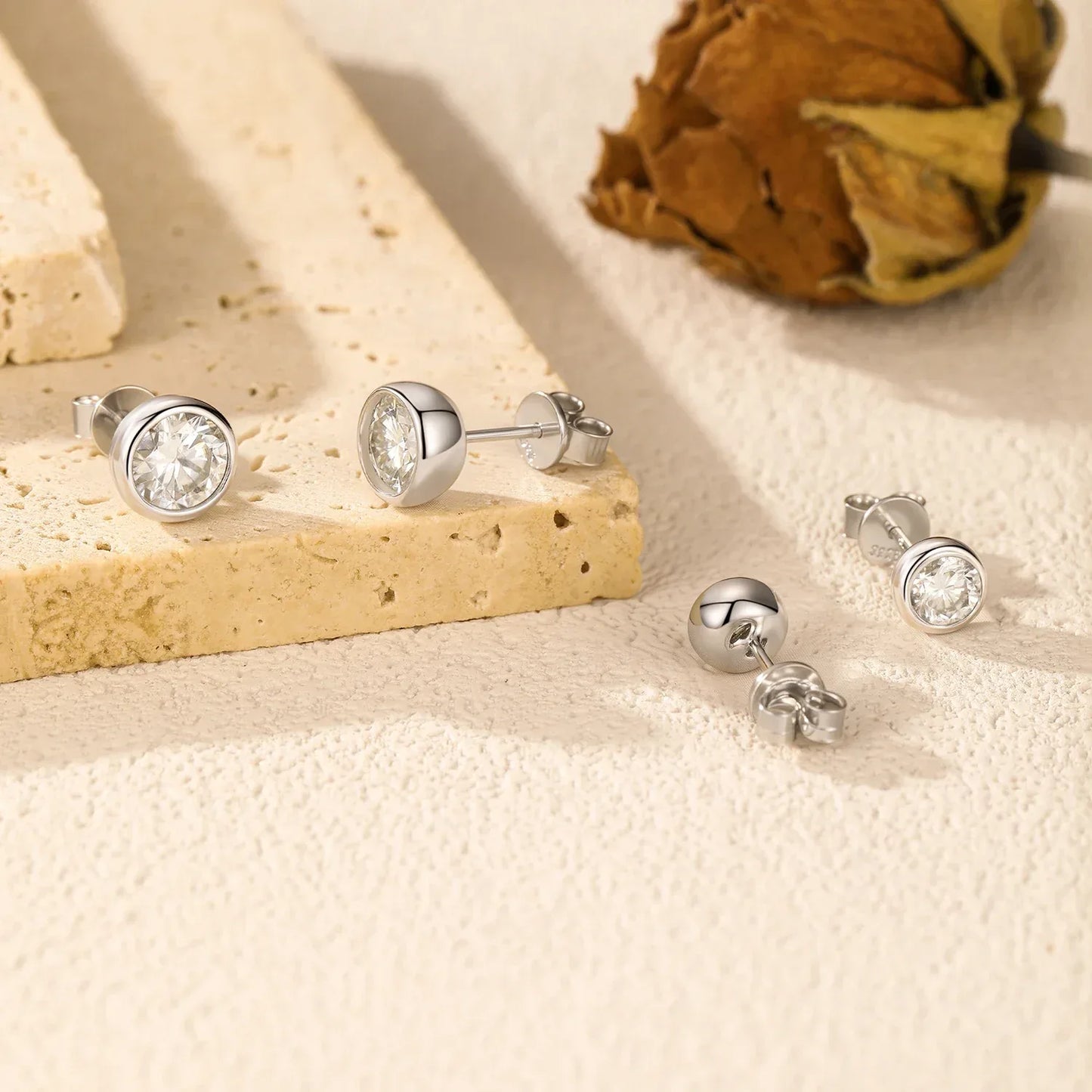 Radiant Glow – Moissanit Ohrstecker - Alyrah Jewellery