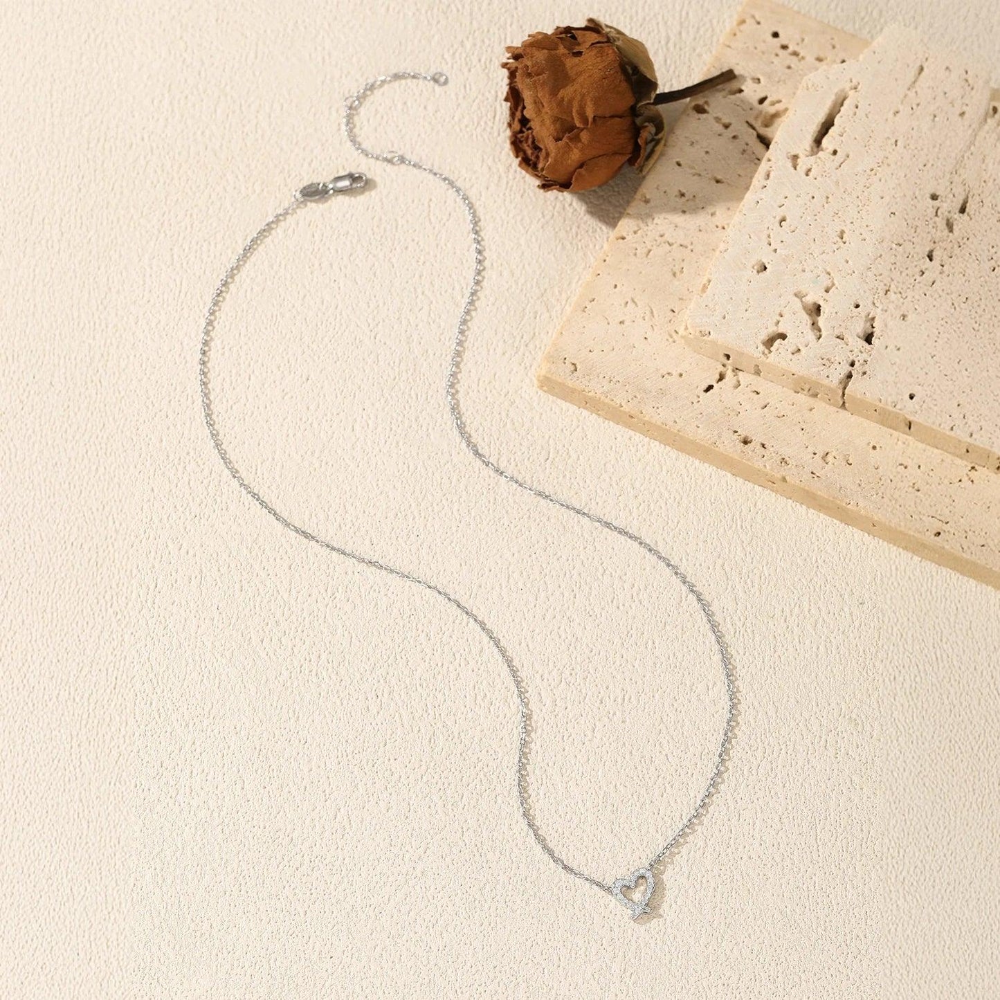 Eternal Heart – Halskette mit unregelmäßigem Herz-Anhänger aus Moissanit - Alyrah Jewellery