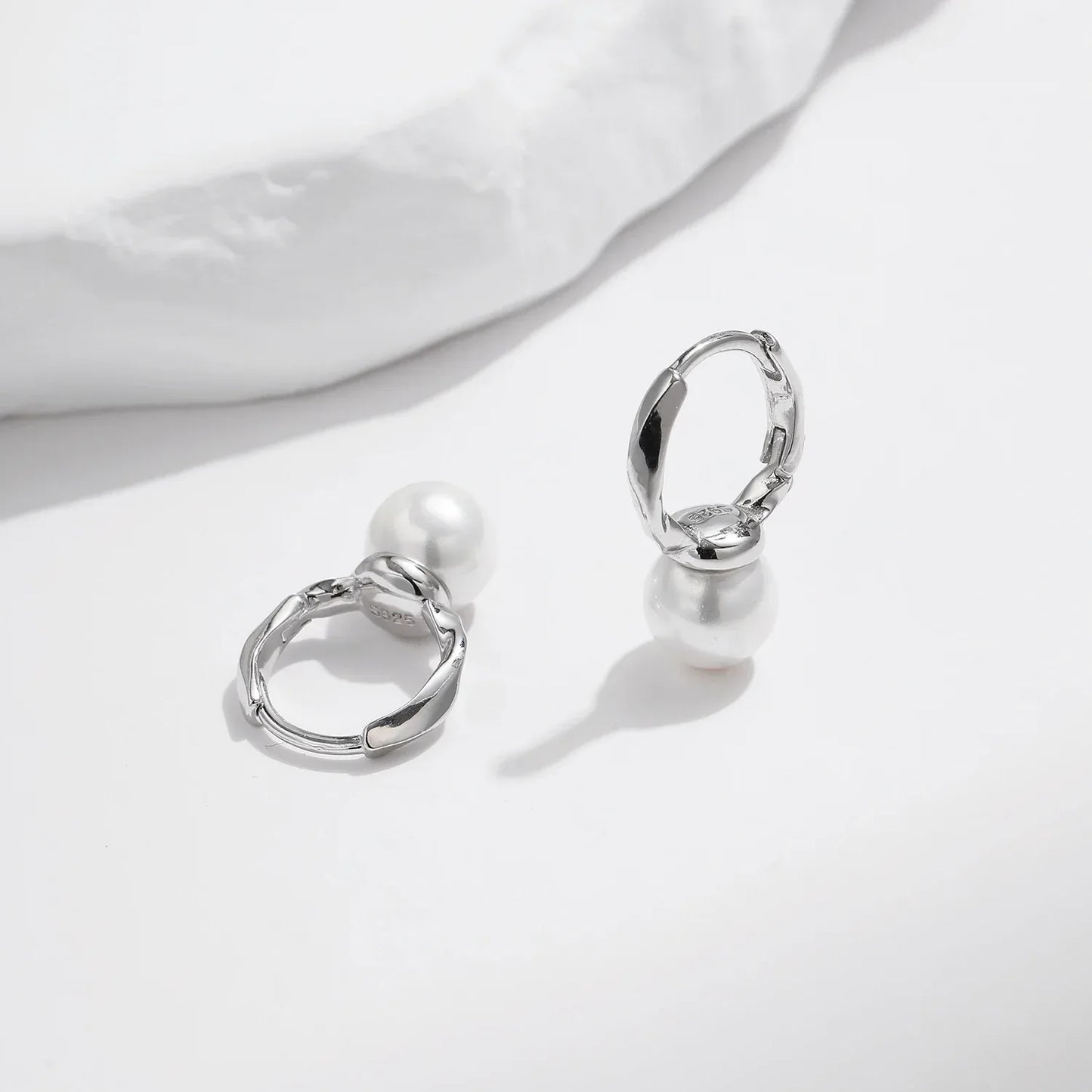 Ocean Whisper – Creolen mit Muschelperlen - Alyrah Jewellery