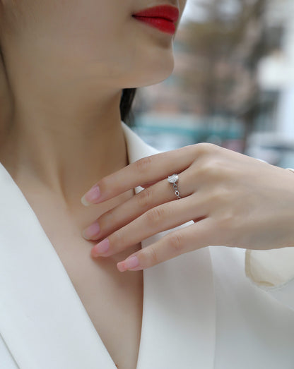Rose – Elegant egg-shaped moissanite wedding ring