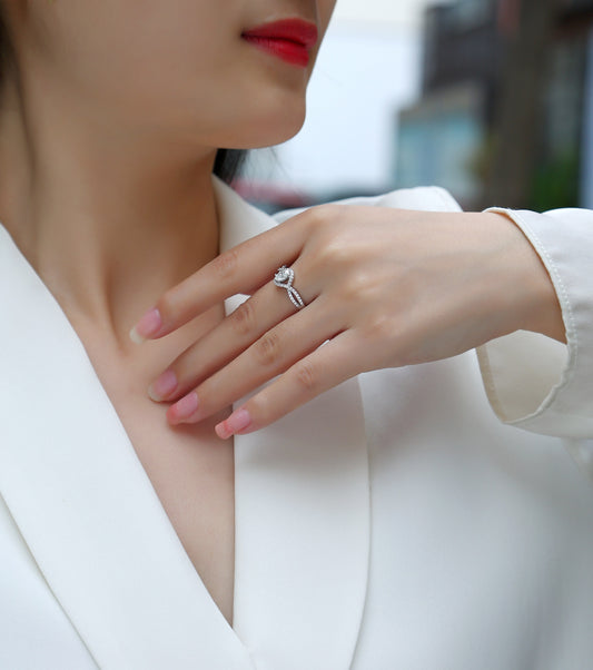 Alice nel Paese delle Meraviglie – Elegante anello nuziale con moissanite