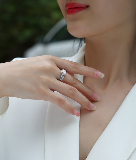 Pioggia di meteoriti – Anello nuziale con moissanite radiosa