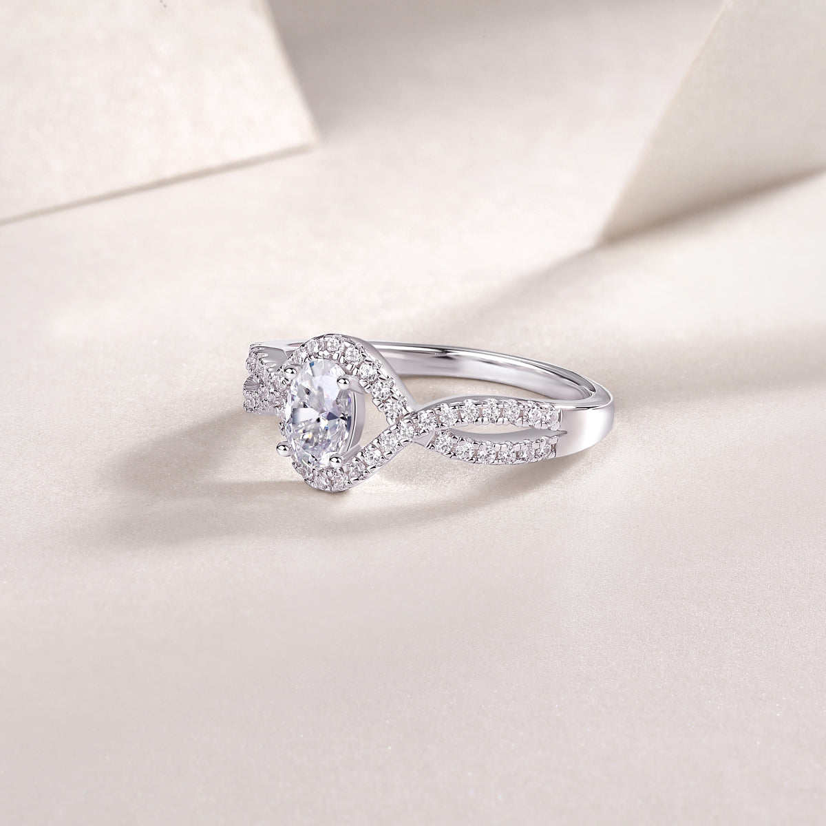 Alice in Wonderland – Elegant Moissanite Wedding Ring