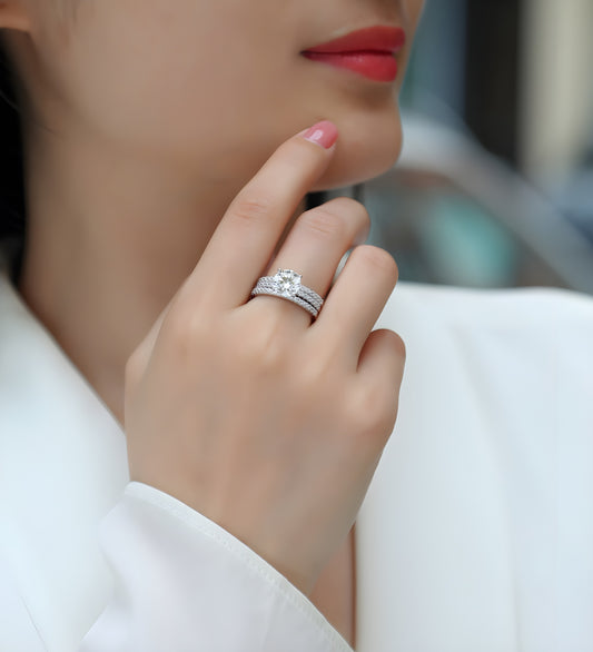 Trinity – Elegante anello nuziale in argento con moissanite