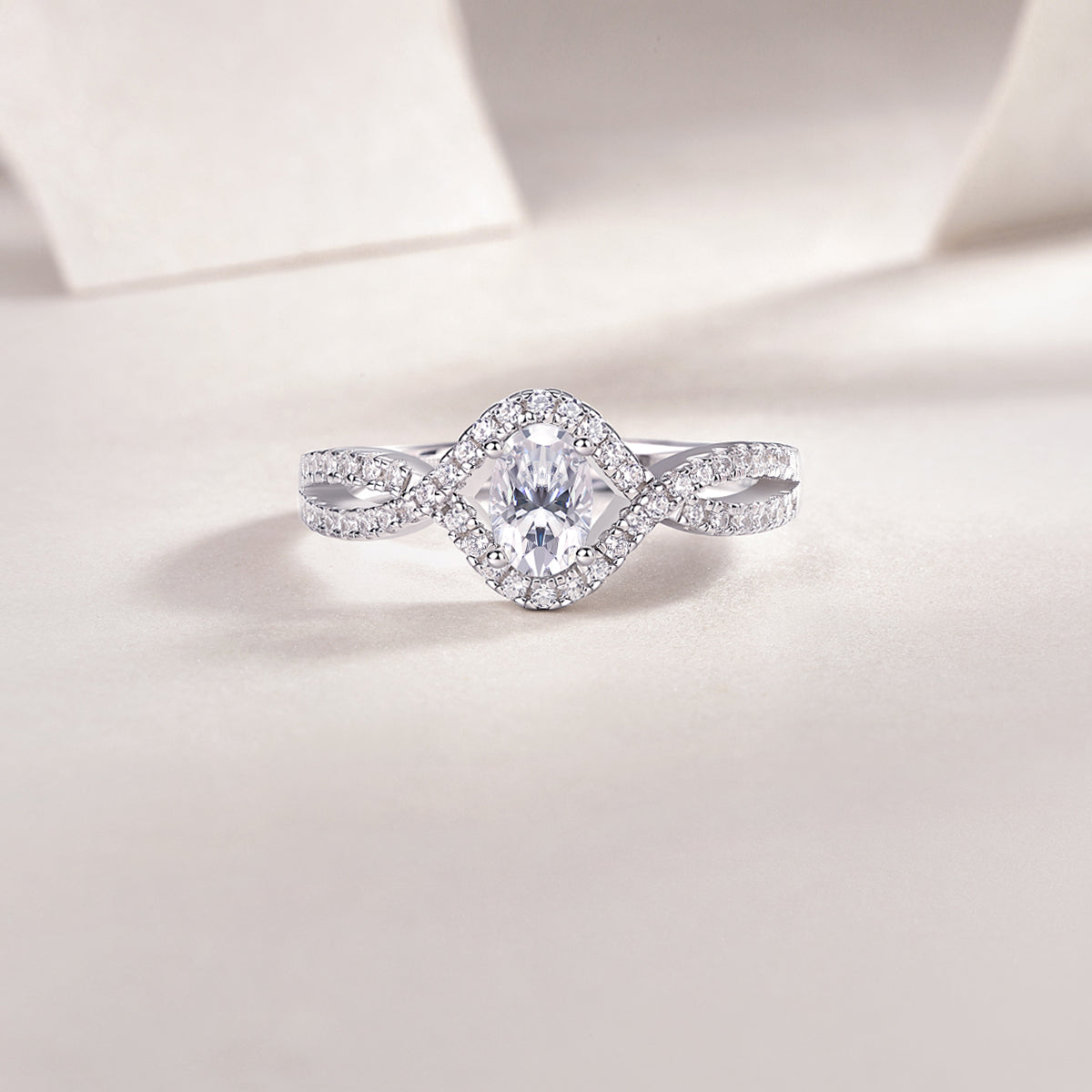 Alice in Wonderland – Elegant Moissanite Wedding Ring