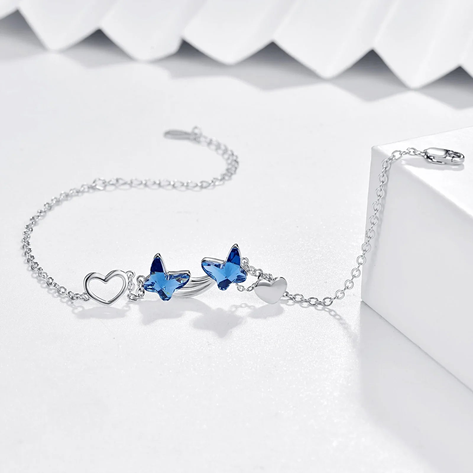 Mira Glow - Schmetterlingsarmband mit blauer Cubic Zirkonia - Alyrah Jewellery