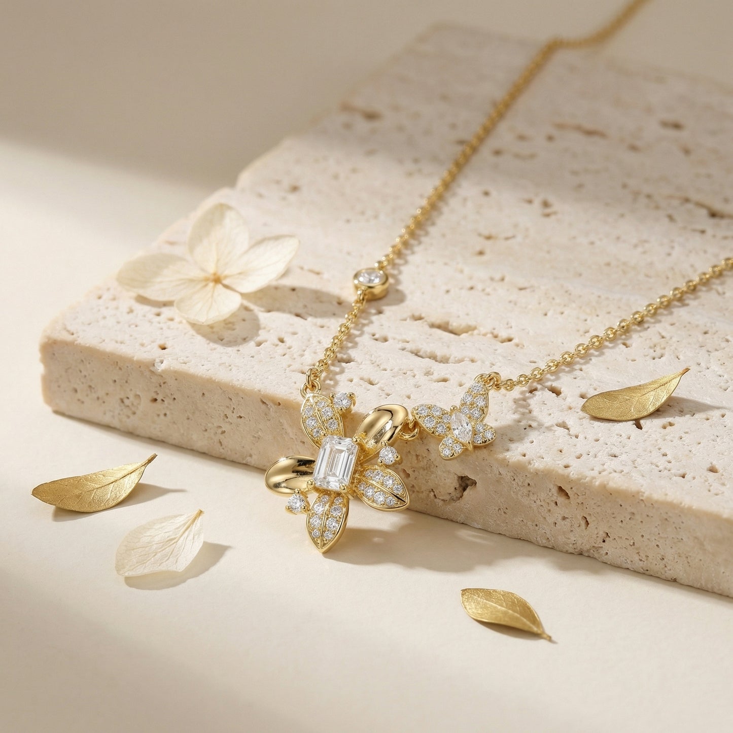 Blütentraum – Collana in argento 925 con fiore di diamanti e farfalla