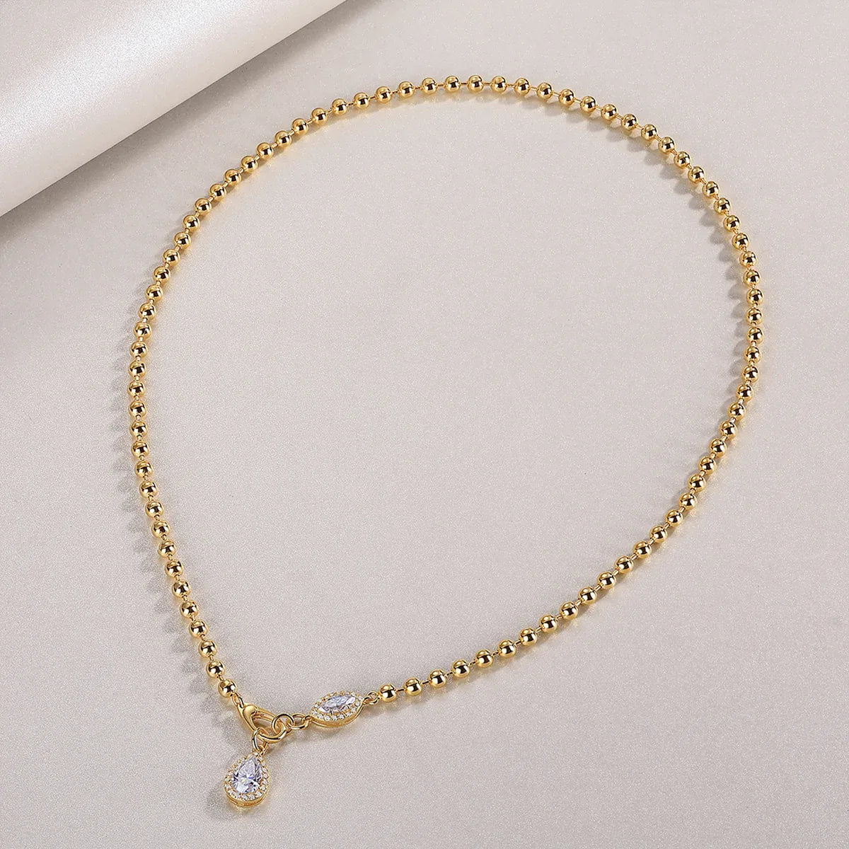 Elegantes Moissanit Anhänger-Collier – S925 Silber & Goldplattierung, modisch & funkelnd - Alyrah Jewellery