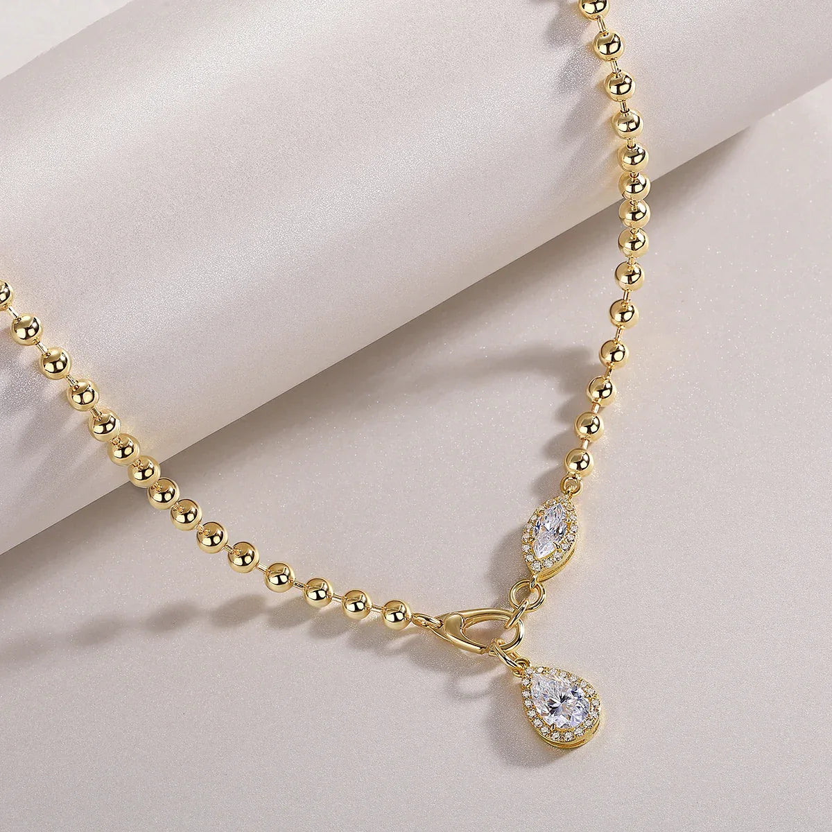 Elegantes Moissanit Anhänger-Collier – S925 Silber & Goldplattierung, modisch & funkelnd - Alyrah Jewellery