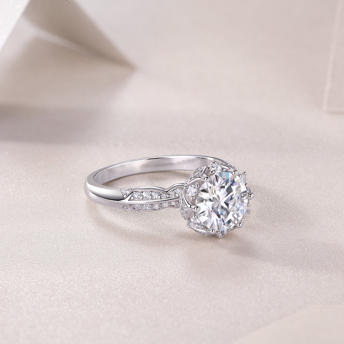 Life Theater – Elegant moissanite wedding ring