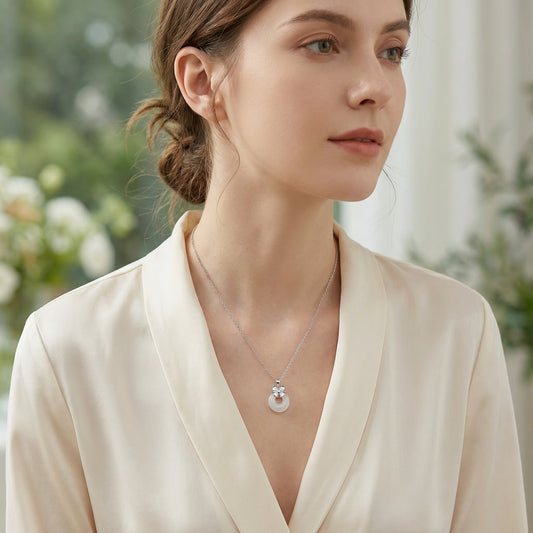 Aura Bianca – Elegante collana in giada e argento 925