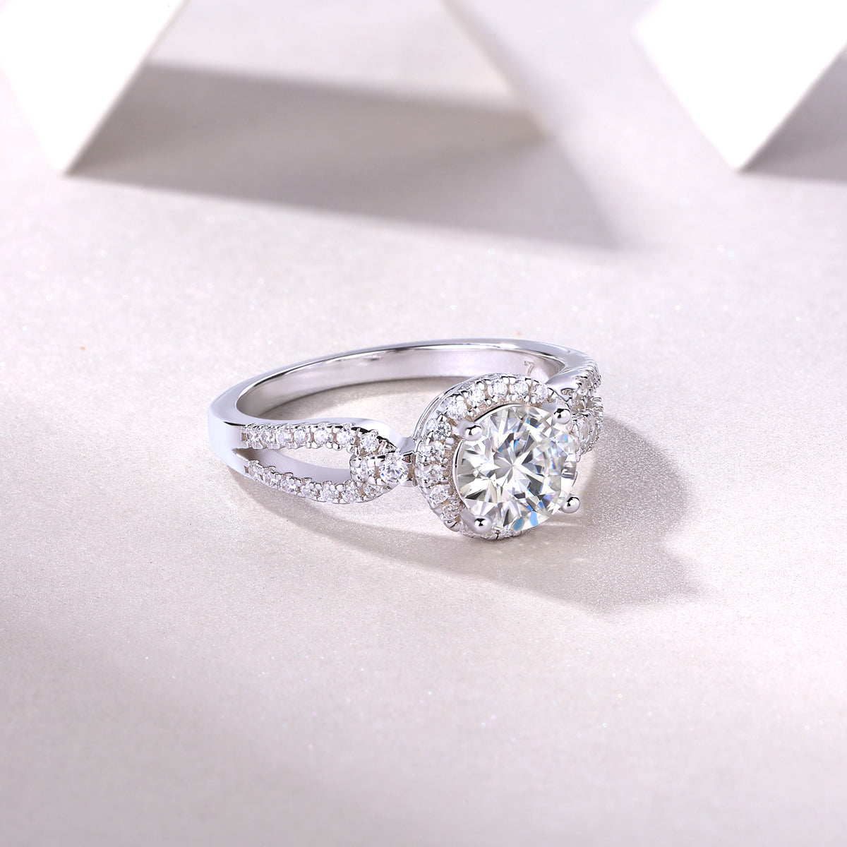 Conosci il tuo cuore: elegante anello nuziale con moissanite