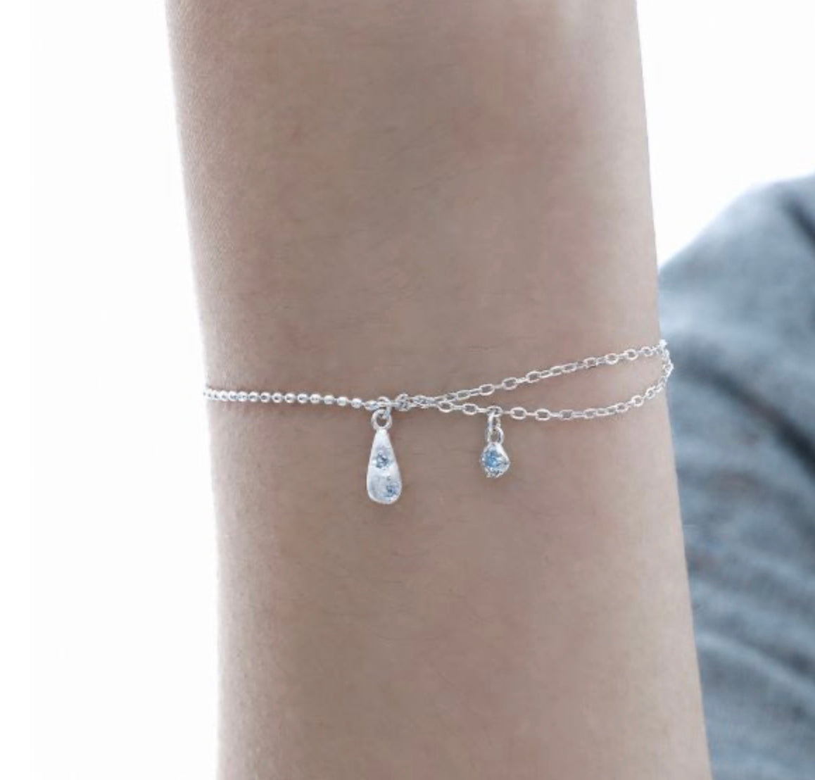 Crystal Tear  – Minimalistisches Doppelketten-Armband aus Sterling Silber
