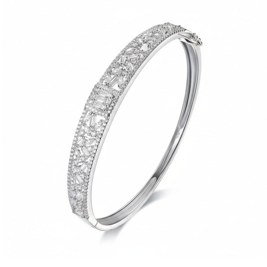 Radiant Bloom –  Eleganter hohler Blumen-Armreif