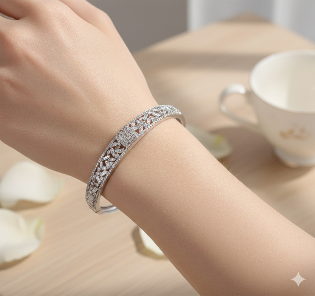 Radiant Bloom – Elegant hollow flower bangle