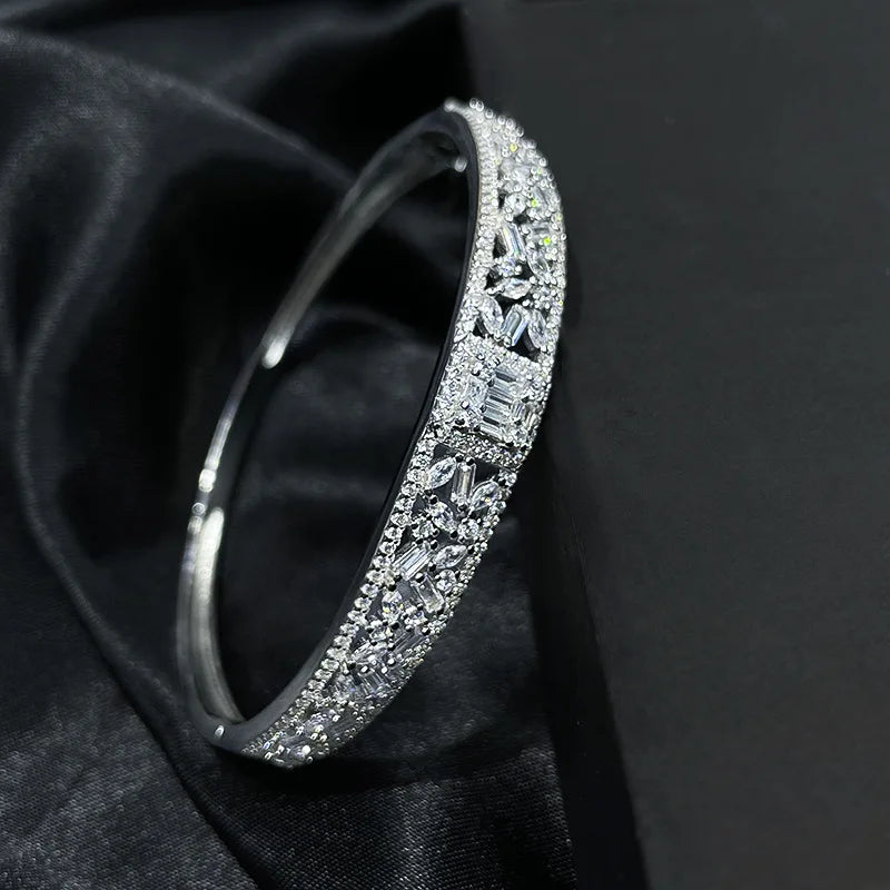 Radiant Bloom – Elegant hollow flower bangle