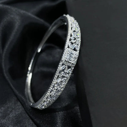 Radiant Bloom – Elegant hollow flower bangle