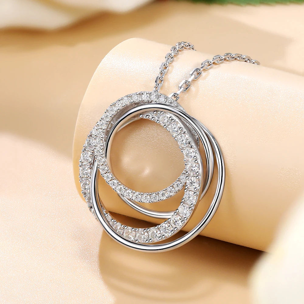 Eternal Circle - Collana con ciondolo in moissanite per donna, argento sterling placcato oro 18 carati, design a quattro anelli