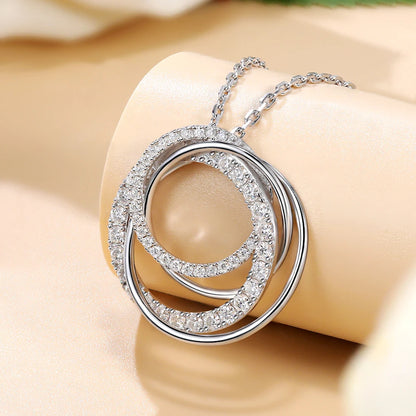 Eternal Circle - Collana con ciondolo in moissanite per donna, argento sterling placcato oro 18 carati, design a quattro anelli
