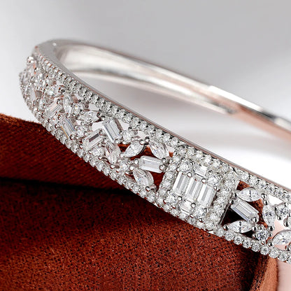 Radiant Bloom – Elegant hollow flower bangle