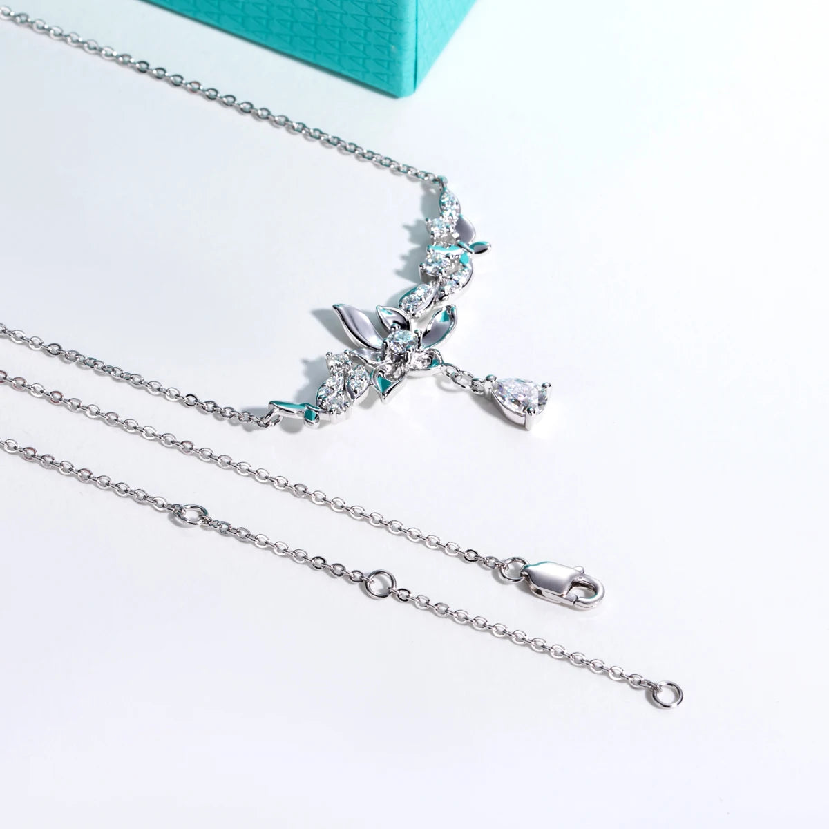 Orchid Bloom –Moissanit-Blumen-Anhänger an Halskette