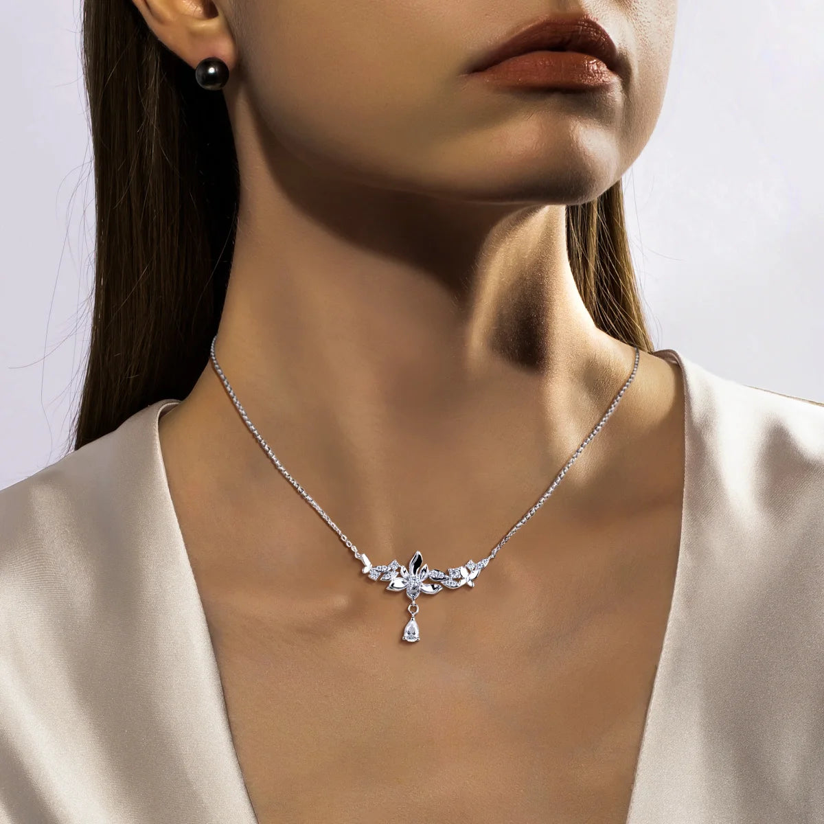 Orchid Bloom –Moissanit-Blumen-Anhänger an Halskette