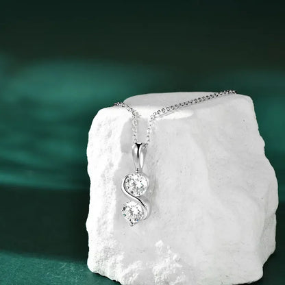 Strahlende Ewigkeit – 1CT Moissanite Solitär Anhänger Halskette aus Silber - Alyrah Jewellery