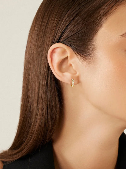 Urban Twist Spark – Moissanite hoop earrings