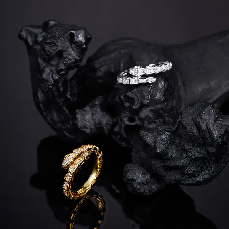 Verführerische Royale – Moissanite Schlangenring aus Sterling Silber, Luxury Hip Hop Statement Ring - Alyrah Jewellery