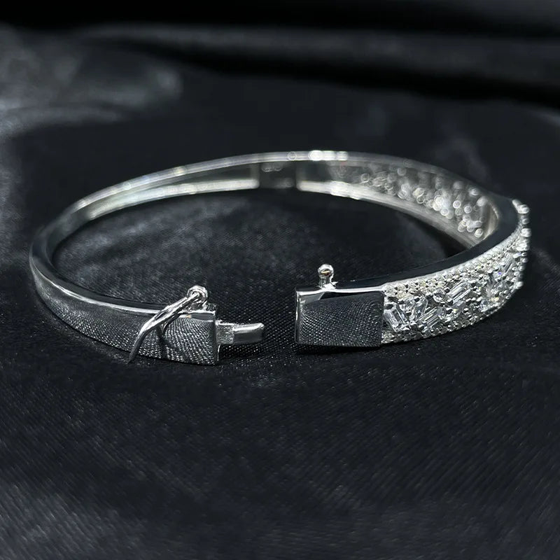 Radiant Bloom – Elegant hollow flower bangle