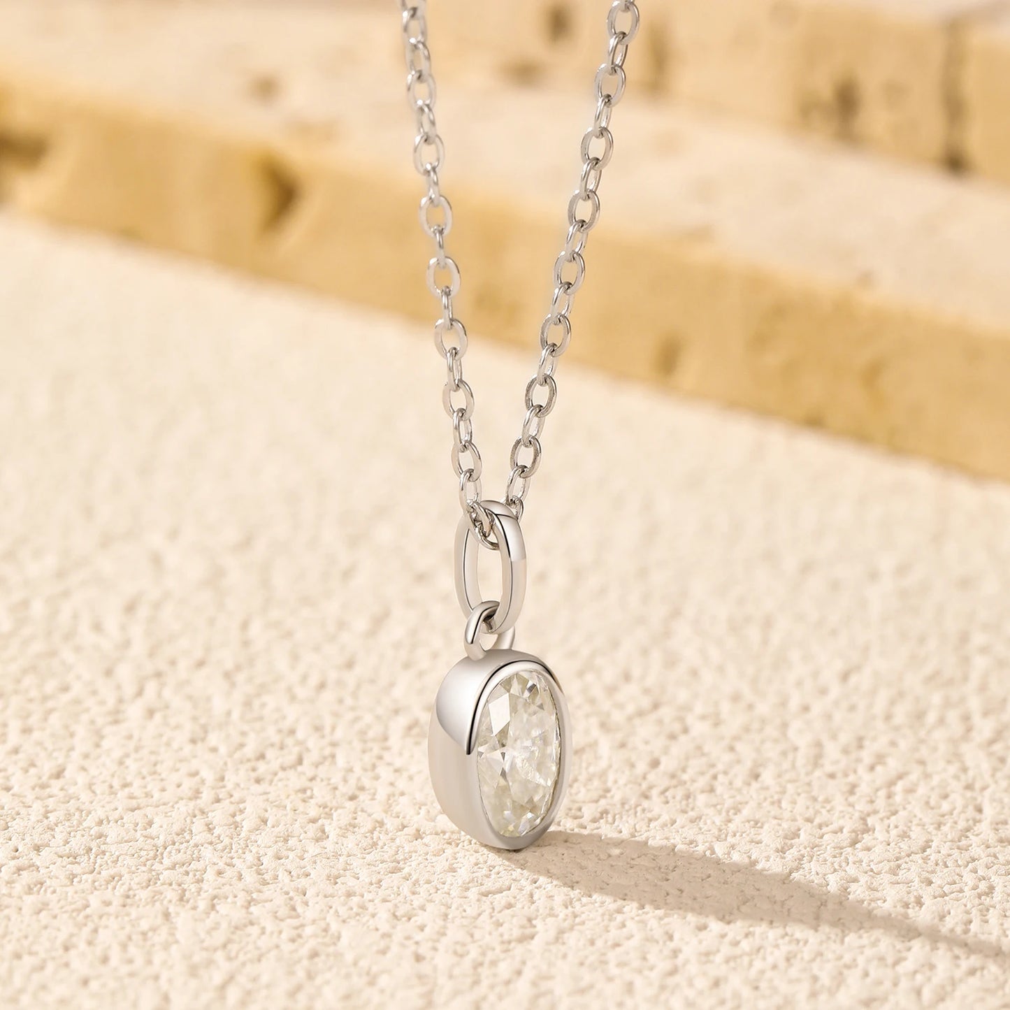 Radiant Geo – Collana con pendente in moissanite