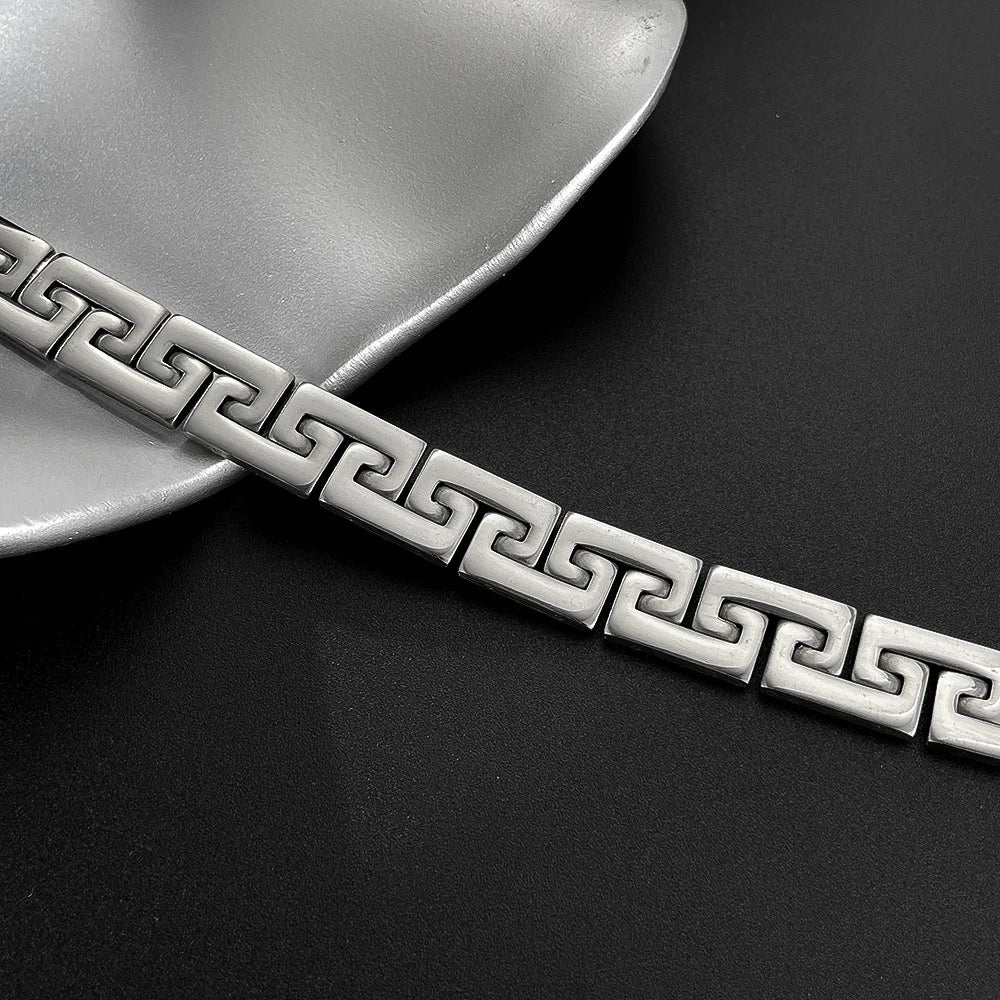 Urban Edge – Personalisiertes Edelstahl Herrenarmband im Punk-Design