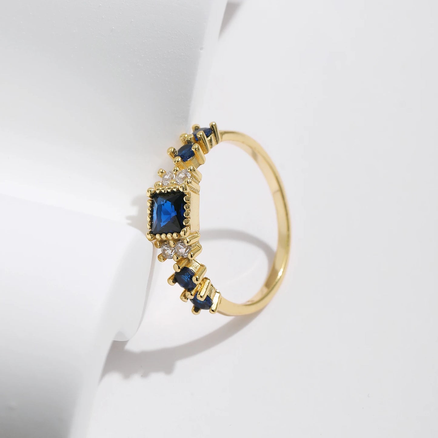 Azure Elegance –Eleganter Vintage-Ring mit blauem Zirkonia