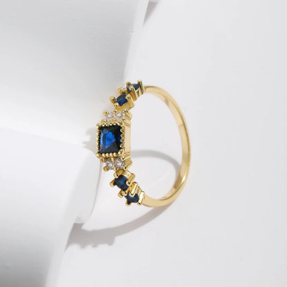 Azure Elegance –Eleganter Vintage-Ring mit blauem Zirkonia