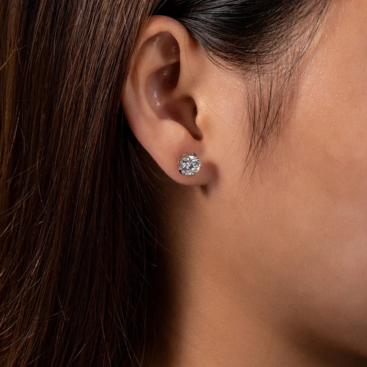 Sacred Bloom – Lotus Moissanite Ohrstecker in 925 Sterling Silber - Alyrah Jewellery