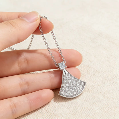 Lichtspiel – Fächerförmige Moissanite Halskette aus Sterling Silber, Elegante Damen-Kollierkette für Luxus und Stil - Alyrah Jewellery