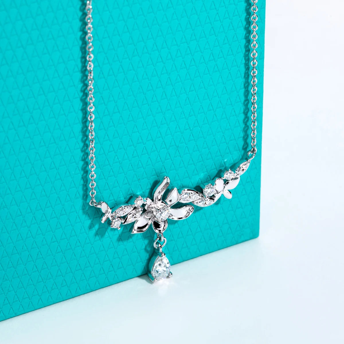 Orchid Bloom –Moissanit-Blumen-Anhänger an Halskette