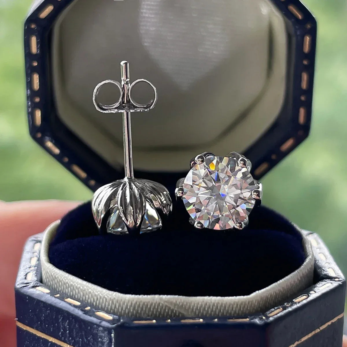 Sacred Bloom – Lotus Moissanite Ohrstecker in 925 Sterling Silber - Alyrah Jewellery